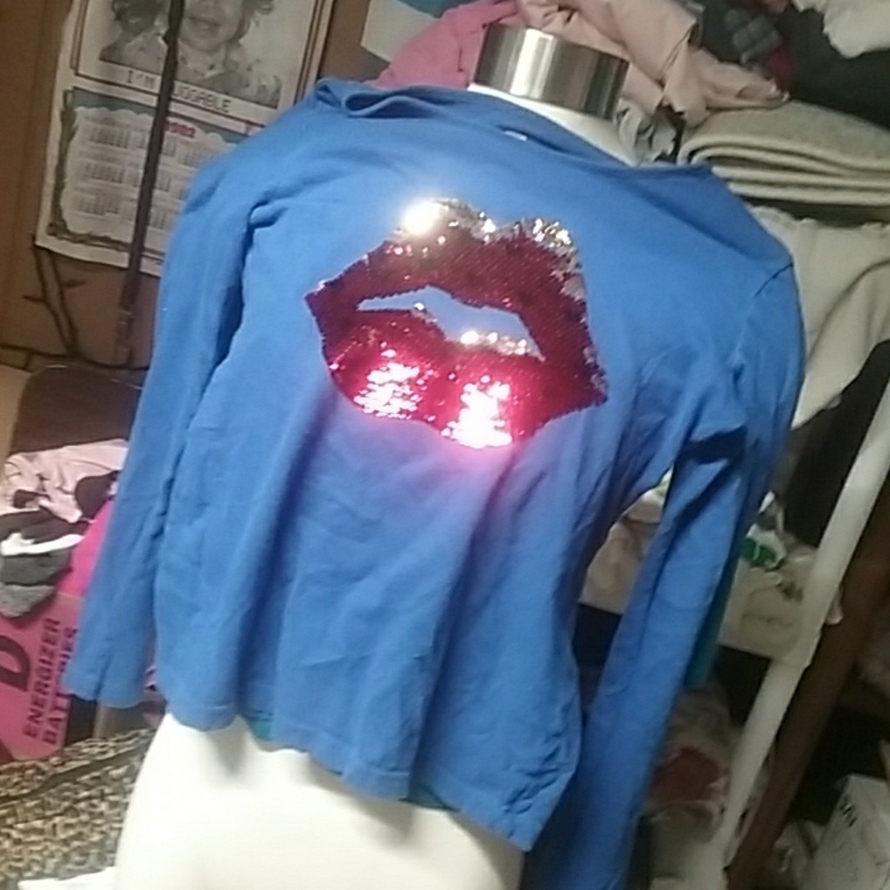 A blue shirt with sequence changing lips